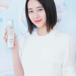 Mayu Hotta Instagram - ・ LANCÔMEの大人気化粧水 「クラリフィック デュアル エッセンス ローション EX」が 3月1日にリニューアル🫧🩵 どんな肌質の人にもオススメできる 保湿と角質ケアを両立できる嬉しいアイテム！ 私は、塗ったあとの心地よさや 肌への浸透力にとても驚きました。 これから更に、日差しが強くなる季節なので 自分の肌としっかりと向き合っていきたいです！ 既に、店頭にてサンプリングを実施しているそうなので、 この機会に皆様も店頭へ足を運んでみてね~☺️ @lancomeofficial #クラリフィック #lancomeskincare, #化粧水以上 #ランコム #PR