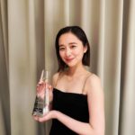 Mayu Hotta Instagram - ・ 2024エランドール新人賞を受賞させていただきました。 昨年は、沢山の現場でいろんな経験や、挑戦を させていただきました。 この賞は役者として励みになりますが、 ご一緒させていただいた方々へ少しでも 恩返しになれていれば嬉しいです。 ここからまた、一歩一歩。私らしく進んで参ります。 そしてプレゼンターには、ドラマ10大奥で共演させていただいた福士蒼汰さんが駆けつけてくださいました。 温かなお言葉をいただきありがとうございました✨ そして、楽屋では徳川吉宗を演じられた 冨永愛さんより素敵な花束をいただきました。 皆様、本当にありがとうございます💐