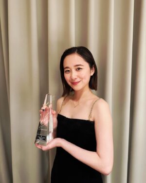 Mayu Hotta Instagram - ・
2024エランドール新人賞を受賞させていただきました。
昨年は、沢山の現場でいろんな経験や、挑戦を
させていただきました。
この賞は役者として励みになりますが、
ご一緒させていただいた方々へ少しでも
恩返しになれていれば嬉しいです。
ここからまた、一歩一歩。私らしく進んで参ります。
そしてプレゼンターには、ドラマ10大奥で共演させていただいた福士蒼汰さんが駆けつけてくださいました。
温かなお言葉をいただきありがとうございました✨
そして、楽屋では徳川吉宗を演じられた
冨永愛さんより素敵な花束をいただきました。
皆様、本当にありがとうございます💐