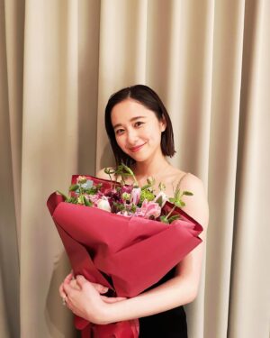 Mayu Hotta Instagram - ・
2024エランドール新人賞を受賞させていただきました。
昨年は、沢山の現場でいろんな経験や、挑戦を
させていただきました。
この賞は役者として励みになりますが、
ご一緒させていただいた方々へ少しでも
恩返しになれていれば嬉しいです。
ここからまた、一歩一歩。私らしく進んで参ります。
そしてプレゼンターには、ドラマ10大奥で共演させていただいた福士蒼汰さんが駆けつけてくださいました。
温かなお言葉をいただきありがとうございました✨
そして、楽屋では徳川吉宗を演じられた
冨永愛さんより素敵な花束をいただきました。
皆様、本当にありがとうございます💐