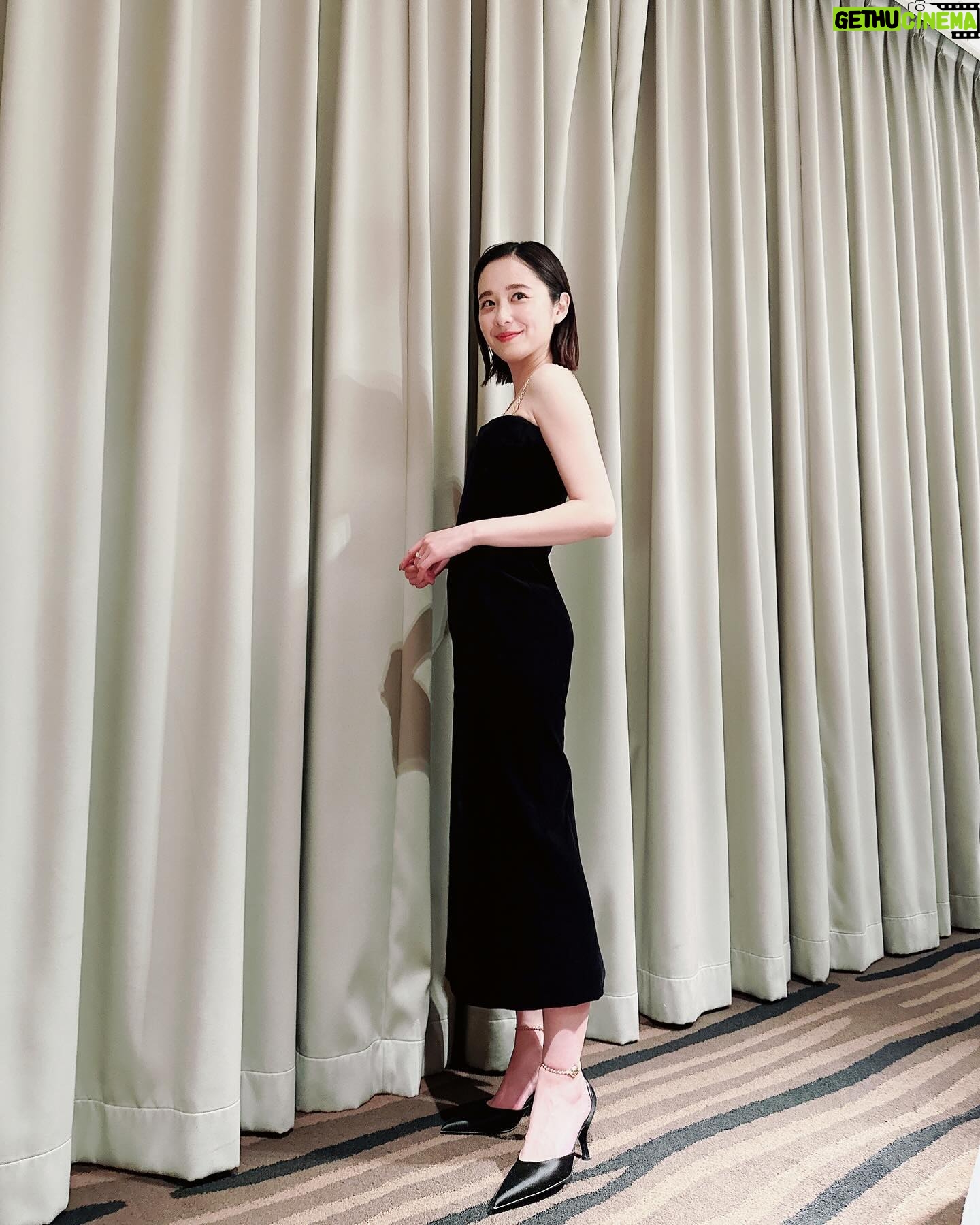 Mayu Hotta - 99K Likes - ・
2024エランドール新人賞を受賞させていただきました。
昨年は、沢山の現場でいろんな経験や、挑戦を
させていただきました。
この賞は役者として励みになりますが、
ご一緒させていただいた方々へ少しでも
恩返しになれていれば嬉しいです。
ここからまた、一歩一歩。私らしく進んで参ります。
そしてプレゼンターには、ドラマ10大奥で共演させていただいた福士蒼汰さんが駆けつけてくださいました。
温かなお言葉をいただきありがとうございました✨
そして、楽屋では徳川吉宗を演じられた
冨永愛さんより素敵な花束をいただきました。
皆様、本当にありがとうございます💐