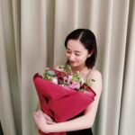 Mayu Hotta Instagram - ・ 2024エランドール新人賞を受賞させていただきました。 昨年は、沢山の現場でいろんな経験や、挑戦を させていただきました。 この賞は役者として励みになりますが、 ご一緒させていただいた方々へ少しでも 恩返しになれていれば嬉しいです。 ここからまた、一歩一歩。私らしく進んで参ります。 そしてプレゼンターには、ドラマ10大奥で共演させていただいた福士蒼汰さんが駆けつけてくださいました。 温かなお言葉をいただきありがとうございました✨ そして、楽屋では徳川吉宗を演じられた 冨永愛さんより素敵な花束をいただきました。 皆様、本当にありがとうございます💐