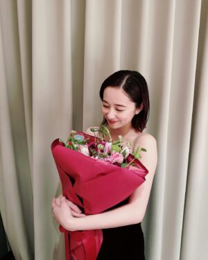 Mayu Hotta Instagram - ・
2024エランドール新人賞を受賞させていただきました。
昨年は、沢山の現場でいろんな経験や、挑戦を
させていただきました。
この賞は役者として励みになりますが、
ご一緒させていただいた方々へ少しでも
恩返しになれていれば嬉しいです。
ここからまた、一歩一歩。私らしく進んで参ります。
そしてプレゼンターには、ドラマ10大奥で共演させていただいた福士蒼汰さんが駆けつけてくださいました。
温かなお言葉をいただきありがとうございました✨
そして、楽屋では徳川吉宗を演じられた
冨永愛さんより素敵な花束をいただきました。
皆様、本当にありがとうございます💐