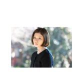 Mayu Matsuoka Instagram - こんにちは 4月期ドラマ24 「生きるとか死ぬとか父親とか」 吉田羊さんの演じられるこの物語の主人公 蒲原トキコの 20代を演じさせていただきました。 私は前から羊さんの声が大好きで 映画でもドラマでも舞台でも 声が聞けるのを楽しみにしていたのですが、 現代のトキコを拝見したくて 現場見学に行った時のこと。 ドライリハーサルが始まって一言目、トキコさんの声を聞いた瞬間 目の前が開けた思いでした。 こう演じたい、とピントが合いました。 過去パートでは嬉しい再共演もあったりして。 「普通の家族」という言葉に囚われて 苦しくて悲しい思いをしている人へ この物語がすくってくれますように。 #生きるとか死ぬとか父親とか #撮影現場に咲いていた梅を添えて