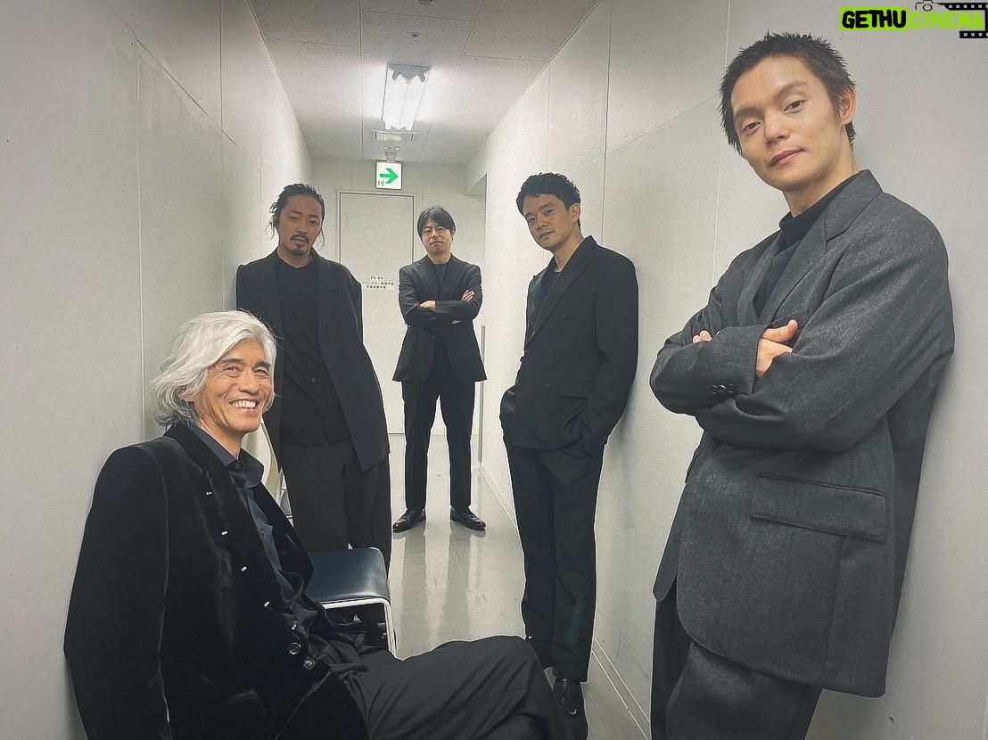 Mayu Matsuoka Instagram - 映画「愛にイナズマ」 公開中です つきたくない嘘をついて わかってないふりをして そんな自分も許せなくて 夢も誇りも盗まれて 納得どころか理解もできなくて 頼れる人なんていないんだけど、 そういえばあいつらがいたな、 そんな映画です。 池松壮亮さんの言葉を借りると 明日への反逆アフターコロナファミリーラブコメです(本気) ひとりじゃないよ わたしも同じこと思ってるよ そんなふうにそばにいてくれる相棒のような映画です ひとりでも マブダチとでも 恋人未満の人とでも もしかしたら家族とも 映画館でおっきな愛とイナズマを 受け取っていただけたらうれしいです。 #愛にイナズマ #石井裕也 監督 写真は舞台挨拶直前の かっちょいい5名🐦⬛