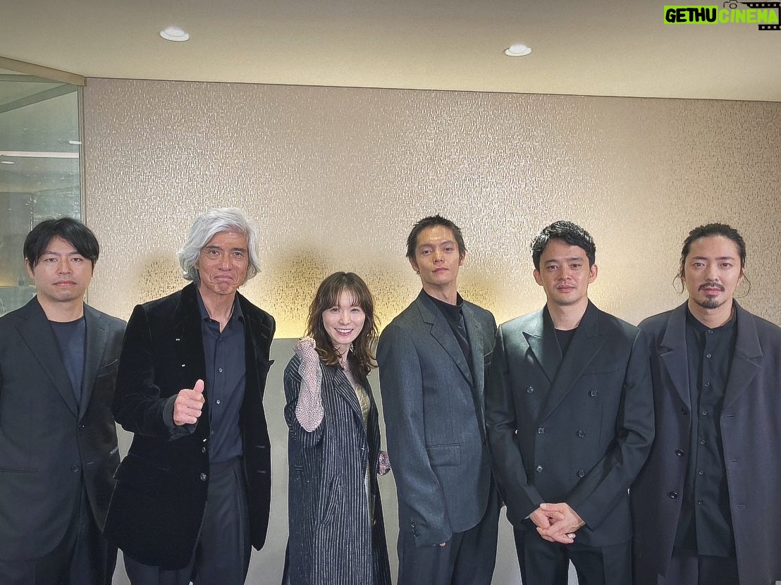 Mayu Matsuoka Instagram - 映画「愛にイナズマ」 公開中です つきたくない嘘をついて わかってないふりをして そんな自分も許せなくて 夢も誇りも盗まれて 納得どころか理解もできなくて 頼れる人なんていないんだけど、 そういえばあいつらがいたな、 そんな映画です。 池松壮亮さんの言葉を借りると 明日への反逆アフターコロナファミリーラブコメです(本気) ひとりじゃないよ わたしも同じこと思ってるよ そんなふうにそばにいてくれる相棒のような映画です ひとりでも マブダチとでも 恋人未満の人とでも もしかしたら家族とも 映画館でおっきな愛とイナズマを 受け取っていただけたらうれしいです。 #愛にイナズマ #石井裕也 監督 写真は舞台挨拶直前の かっちょいい5名🐦⬛