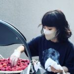 Mayu Matsuoka Instagram - 「初恋の悪魔」 日本テレビ系にて 第5話 本日22時から放送です。 #初恋の悪魔 #これはとても良く晴れた日のスタジオ #あんまり晴れてるから今年の #梅仕事 #持ってきて外で干させてもらいました 台風の状況が目まぐるしく変わりますね。 情報をチェックしてどうか安全に過ごされてください。