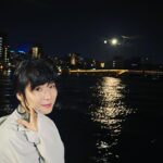 Mayu Matsuoka Instagram - ザテレビジョンドラマアカデミー賞 「初恋の悪魔」 摘木星砂さんで 助演女優賞をいただきました。 スタッフさん一人一人の顔が 浮かびます みんな元気かな？ キャストのみなさんと ガハガハ笑って過ごした日々 みんな元気かなー 見守ってくれて 一緒に駆け抜けてくれた視聴者のみなさま 投票してくれたみなさま 心からありがとうございます。 また会える日まで🐯🐍 #初恋の悪魔 #林遣都 #仲野太賀 #柄本佑 #坂元裕二　さん #水田伸生　監督 #塚本連平　監督 #鈴木勇馬　監督 #次屋尚　プロデューサー #と、みんな😊 #写真は満月ロードが出来た日に水田監督と