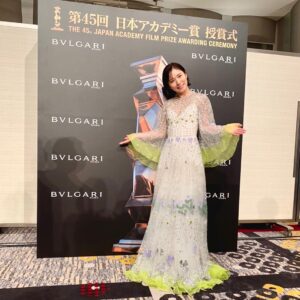Mayu Matsuoka Instagram - .
第45回日本アカデミー賞に参加させていただきました。
映画を愛し、映画に生きるたくさんの方が集う時間は
眩しくあたたかい時でした。

ありがとうございました。
想いと祈りを込めて。

松岡茉優

#キラキラと魔法をかけてくれたのは
#maisonvalentino
