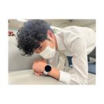 Mayu Matsuoka Instagram - 休憩時間に 筋トレ中のみなさん 日本テレビ系にて 22時から 初恋の悪魔　第8話です。 #林遣都　さん #仲野太賀　さん #柄本佑　さん #初恋の悪魔 #ジュースをかけた勝負 #なぜ2人は向き合っているのか