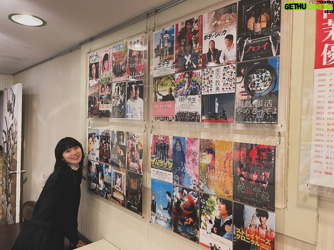 Mayu Matsuoka Instagram - 目黒シネマさんにて 「愛にイナズマ」 上映後舞台挨拶をさせていただきました。 観てくださった後のみなさんのお顔が嬉しくて とりとめのない話が多くて恐縮でした でも、10年来の北島直明プロデューサーと ふたりで立つ、目黒シネマは かなり幸せでした それこそ、桐島のころ、行ってたからね、目黒シネマさん #目黒シネマ #愛にイナズマ #愛たっぷりの嬉しすぎるプレートたち!!! #チラシ何万枚保存されてるの? #嬉しすぎました #ありがとう