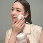 Mayuu Yokota Instagram - フェイスパウダーを探していたときに、コスメデコルテ　ルース パウダーをたくさんの方のお気に入りと紹介していて、ずっと気になっていたのですが！今回撮影で新商品を試して、ほんとに感動しました。仕上がりは勿論、時間が経ってからも綺麗なままで、プライベートでもスタメンになりました♡♡♡ みなさんもお気に入りが見つかるはず♡。∙♥ (写真は00をつけています) #コスメデコルテ #decorte #コスメデコルテルースパウダー #フェイスパウダー #nonno #PR