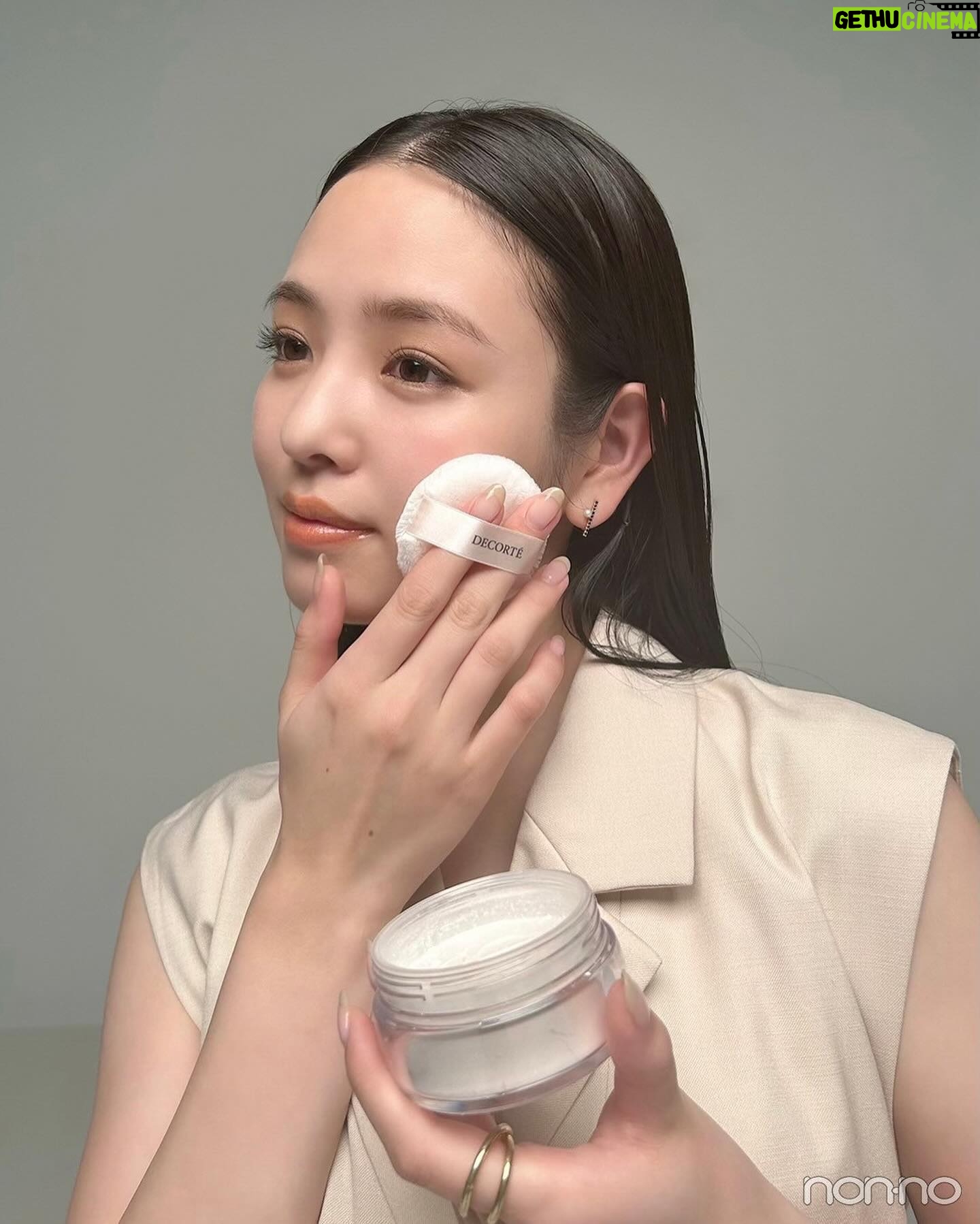 Mayuu Yokota Instagram - フェイスパウダーを探していたときに、コスメデコルテ ルース パウダーをたくさんの方のお気に入りと紹介していて、ずっと気になっていたのですが!今回撮影で新商品を試して、ほんとに感動しました。仕上がりは勿論、時間が経ってからも綺麗なままで、プライベートでもスタメンになりました♡♡♡ みなさんもお気に入りが見つかるはず♡。∙♥ (写真は00をつけています) #コスメデコルテ #decorte #コスメデコルテルースパウダー #フェイスパウダー #nonno #PR