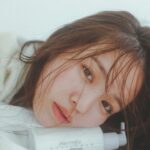 Mayuu Yokota Instagram - @uu_fragrance からボディクリームとハンドクリームが発売されます♡ ボディクリームもハンドクリームも肌に馴染みやすいよう柔らかいテクスチャーに仕上げています˚◞♡ 🤸🏻‍♂️ ボディクリームの香りはフローラル要素もあるしウッディの香りもするようにしました ハンドクリームはUU perfume "Esme”の香りそのままをハンドクリームにしたものです ほんとにお気に入りで私も毎日使ってます🫧 (税込8,000円以上のお買い上げでノベルティのミラーがついてきます🪞)