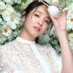 Mayuu Yokota Instagram - 花と水から生まれたウォーターベース フレグランス「ジャドール パルファン ドー」からジャドール ボディ ケア コレクションが4月5日に誕生します🪽 手肌を優しくケアし、みずみずしい手肌へと導くジャドール ハンド クリーム「ジャドール パル ファン ドー」は自然由来で、手肌を柔らかくなめらかに整えます。手元はもちろん、ネイルまで使うことができ、ジャドールの柔らかい花々の香りがやさしく包み込みます🫧 私は一足早くお家で使っていますが、眠るときもジャドールの香りに包まれるので、とても幸せな気持ちで眠りにつけています🛁🫧 @diorbeauty @dior #ジャドール #DiorJoaillerie #SUPPORTEDBYDIOR