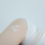 Mayuu Yokota Instagram - @uu_fragrance からボディクリームとハンドクリームが発売されます♡ ボディクリームもハンドクリームも肌に馴染みやすいよう柔らかいテクスチャーに仕上げています˚◞♡ 🤸🏻‍♂️ ボディクリームの香りはフローラル要素もあるしウッディの香りもするようにしました ハンドクリームはUU perfume "Esme”の香りそのままをハンドクリームにしたものです ほんとにお気に入りで私も毎日使ってます🫧 (税込8,000円以上のお買い上げでノベルティのミラーがついてきます🪞)
