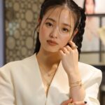 Mayuu Yokota Instagram - 今年で創業100周年を迎えるイタリアのジュエリーブランド Damiani💍🤍 銀座三越 本館1階 ザ・ステージ にポップアップストアがオープンしています 私は先行発売のピンクゴールドのマルゲリータ ネックレスを身につけて遊びに行ってきました！ イタリアのヴァレンツァで今では珍しいひとつひとつハンドメイドされていて、遠くからでも煌めくダイアモンドがとても印象的です🤍🤍🤍 1月24日(水)から2月6日(火)まで期間限定で開催しているので是非遊びに行ってみてね☺︎ @ damianiofficial #Damiani #DamianiMargherita #Handmade #MadeInItaly #PR