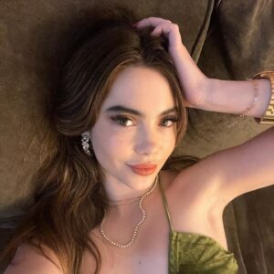McKayla Maroney Instagram - Merry Christmas Eve from my couch to yours 🍪🎄🕊🎁✨ 🦌