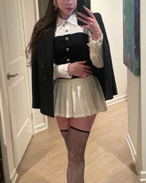 McKayla Maroney Instagram - My baby’s in town and we’re gona do some winter things ❄️✨🪞🖤