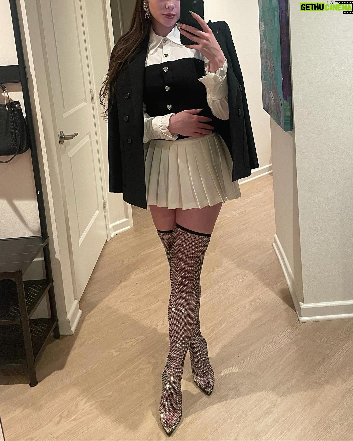 McKayla Maroney - 55.3K Likes - My baby’s in town and we’re gona do some winter things ❄️✨🪞🖤