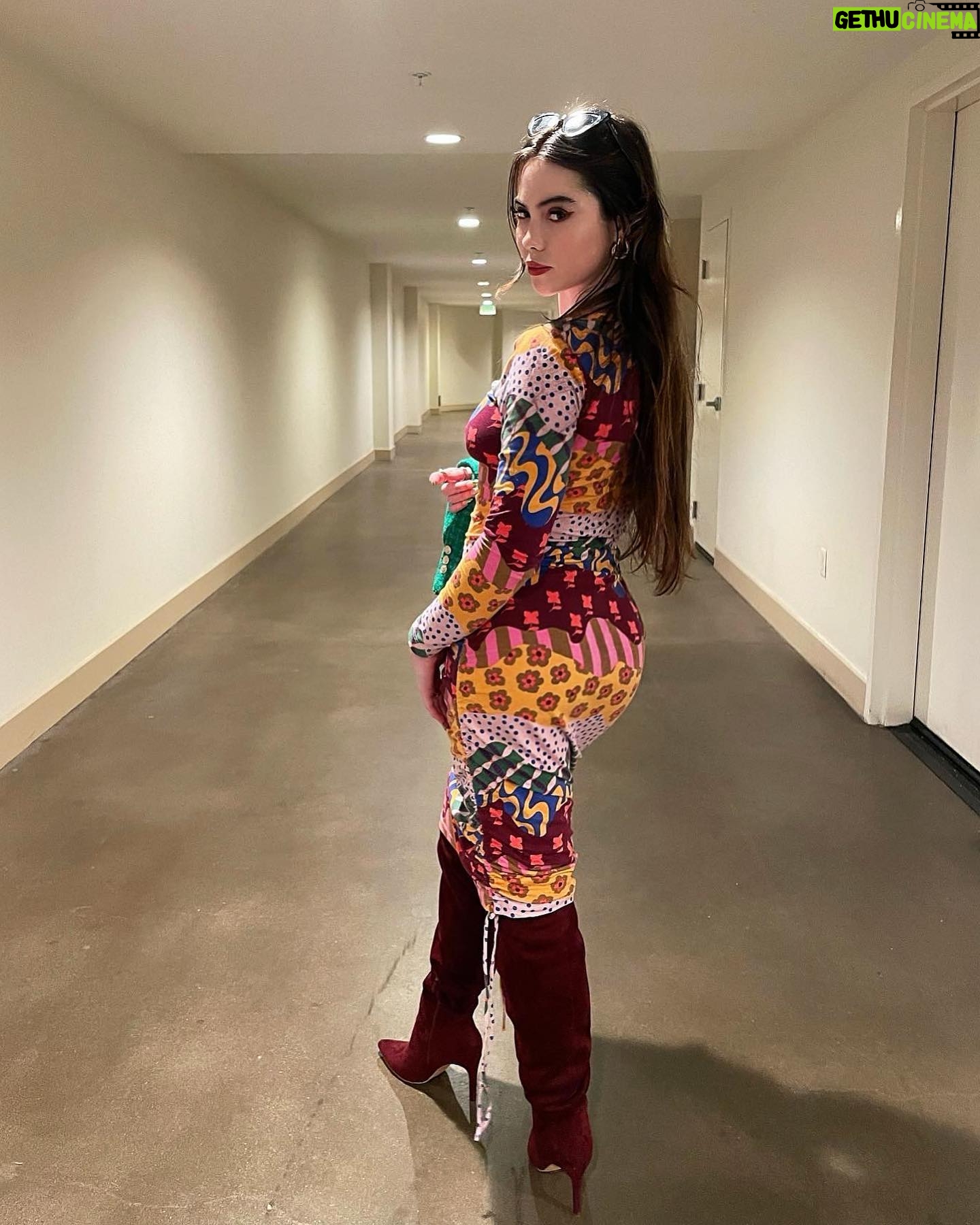 McKayla Maroney Instagram - Happy December 1st !!!!❄️ Praying that your last month of 2022 is your greatest!!! Accomplish something new! Forgive. Make amends. Take a chance! Give where you can. Go out of your way to be a light!!!! ⚡️✨🌃
