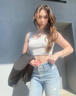 McKayla Maroney Instagram - Trying with this jacket, but business attire still feels like a competition leotard for me. 

#gymnastproblems 🤸‍♀️ 🤷‍♀️