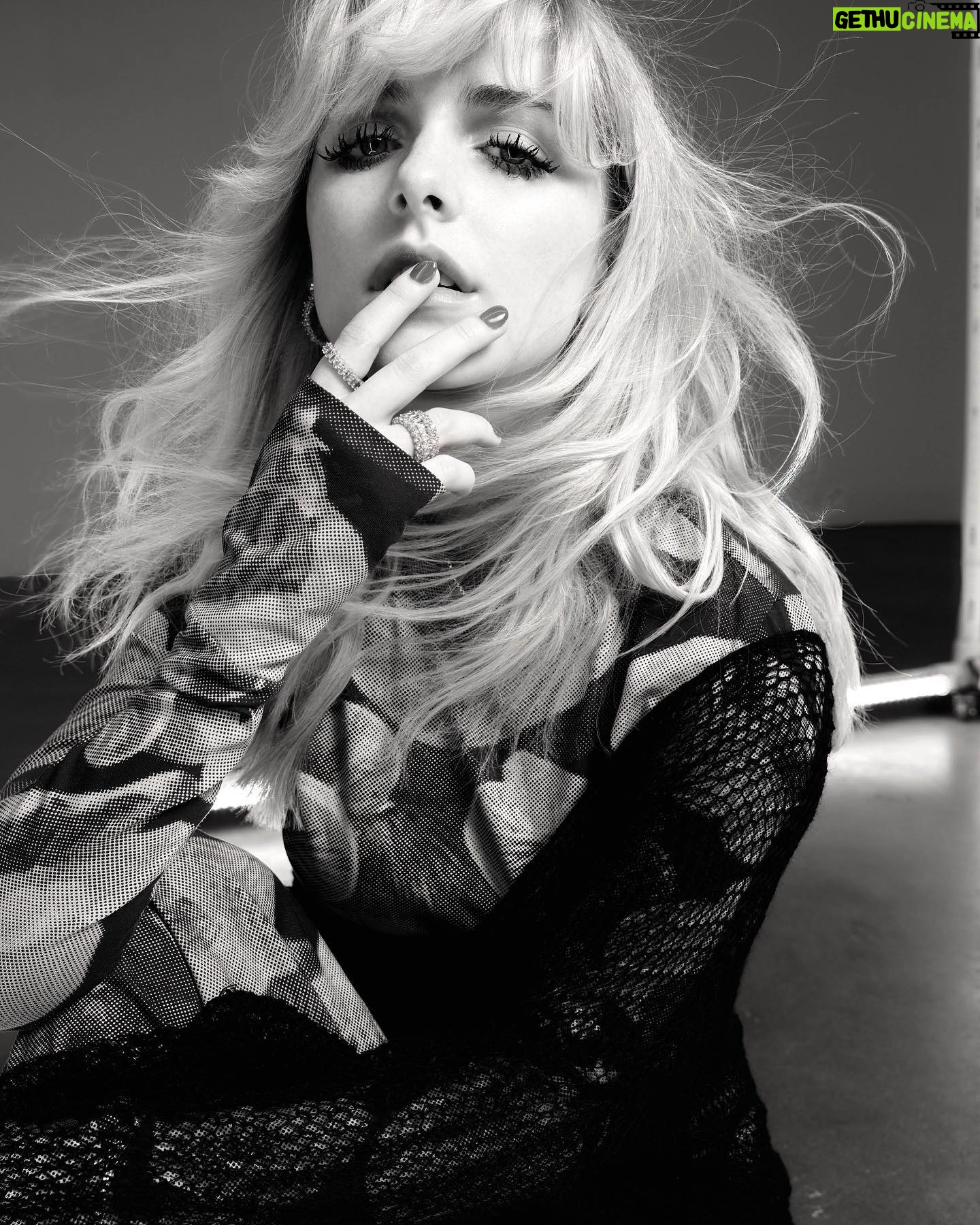 Mckenna Grace Instagram - Thank you again to @lofficielliechtenstein and to the entire team of incredible artists behind the scenes who made this photo shoot so fun and amazingš¤ Photo @michelelaurita Hair @nancileesantos Makeup @ashleydonovan Styling @mediaplaypr @t_hobbles @topsylicious