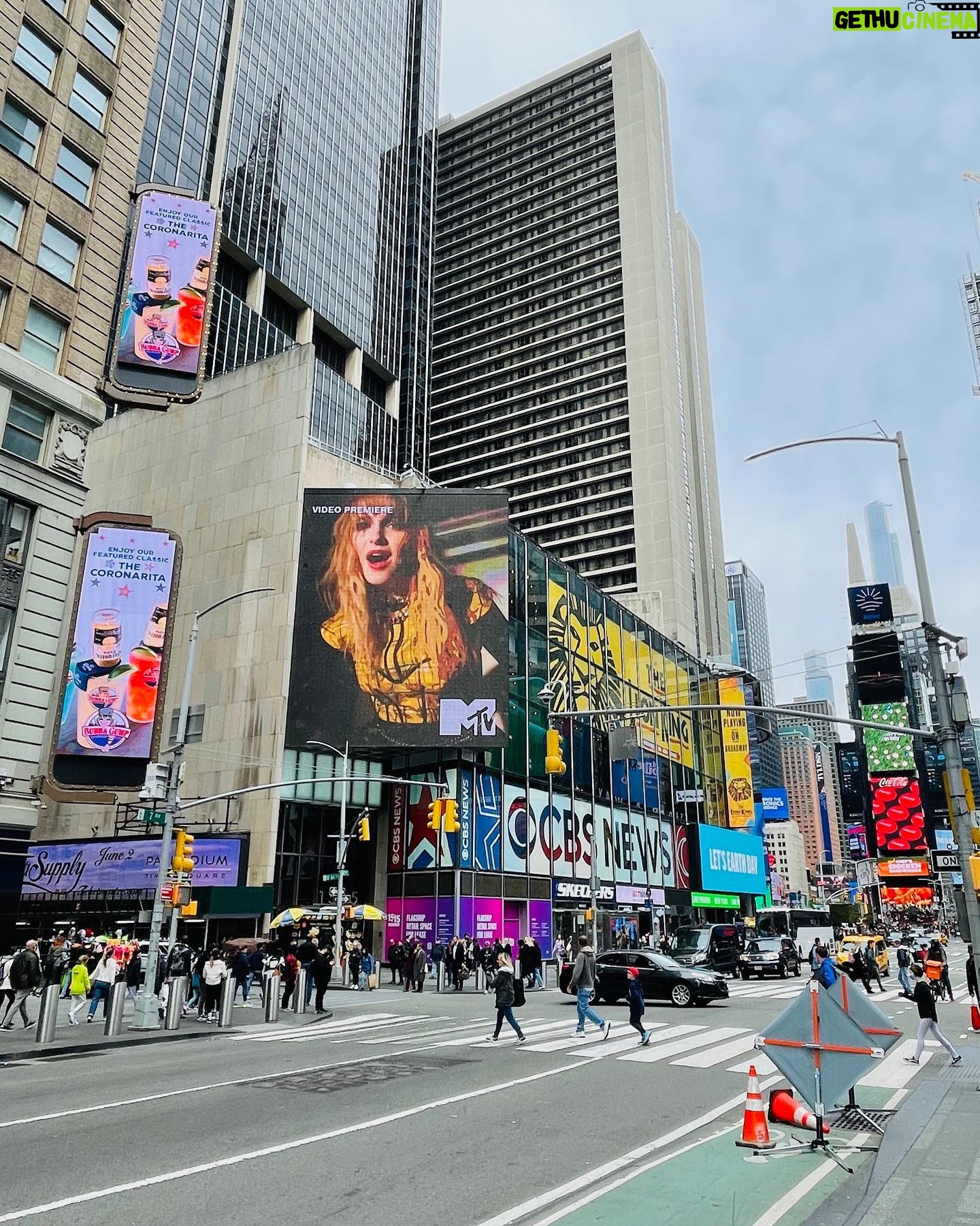 Mckenna Grace Instagram - 😭TIMES SQUARE!!! thank u @mtv this is really so cool🖤watch my new video for 'You Ruined Nirvana' all day today on @MTV Live MTVU