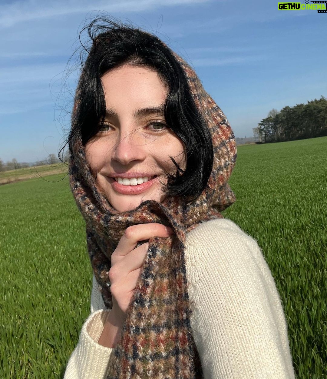 Meadow Walker Thornton-Allan Instagram - 🐣 sending love to you all Xx
