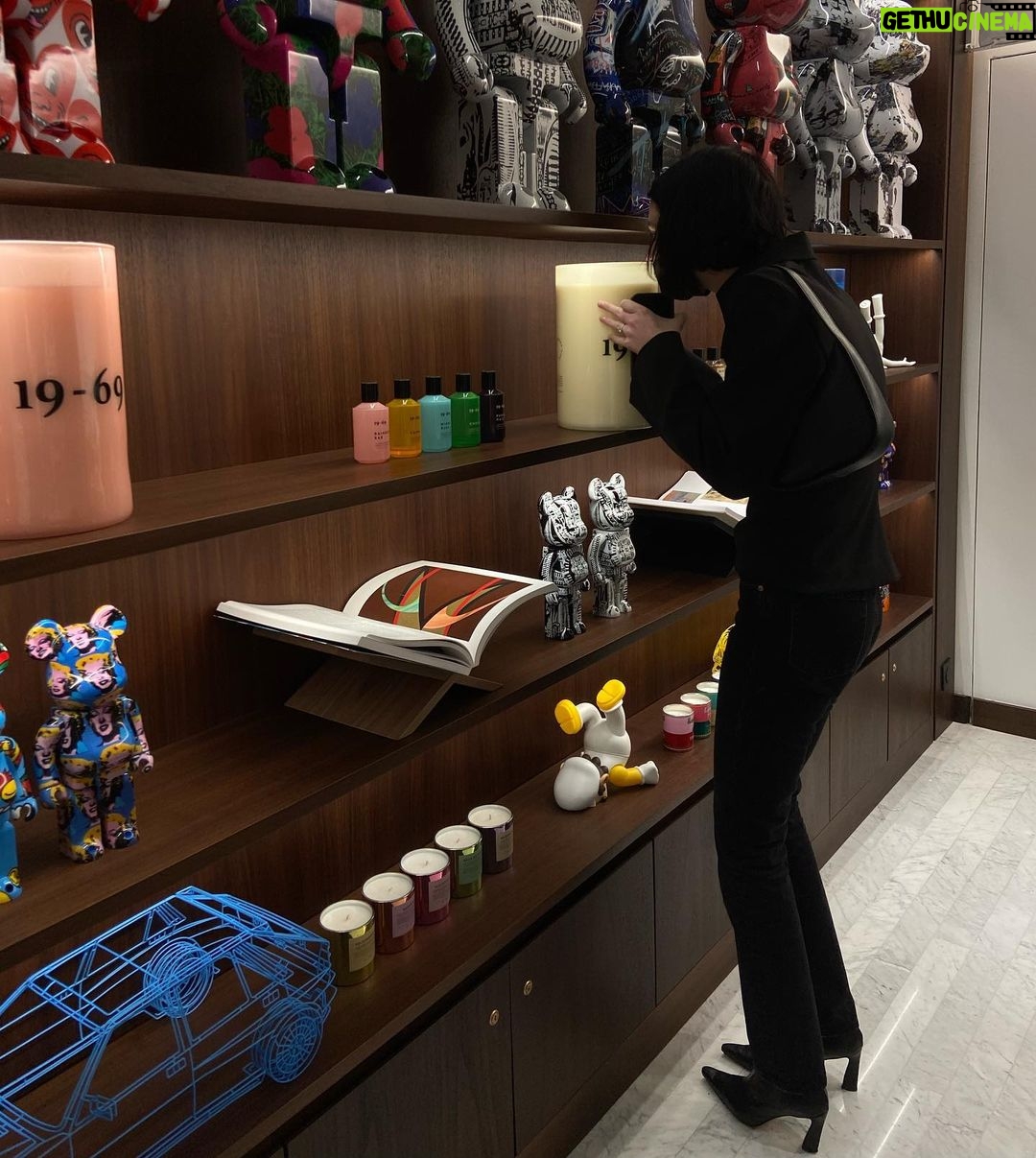 Meadow Walker Thornton-Allan Instagram - candle enthusiast