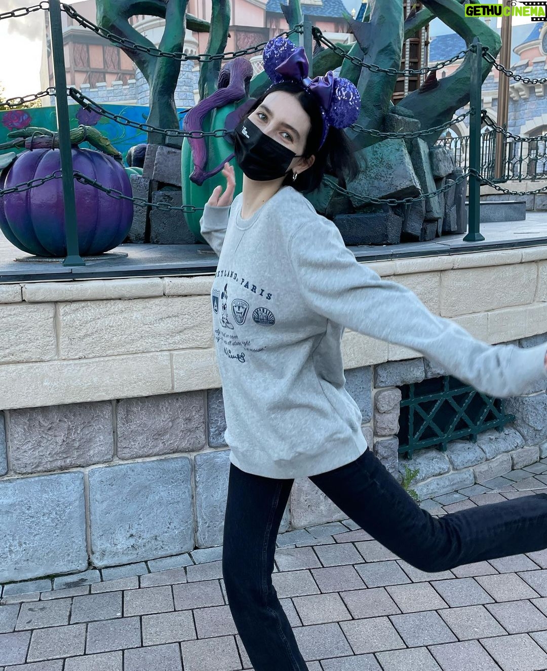 Meadow Walker Thornton-Allan Instagram - <3333 #disneylandhalloween #disneylandparis