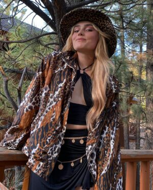 Meg Donnelly Instagram - happy halloweeeener pls keep a eye out for seeeelener 👁🍂👁