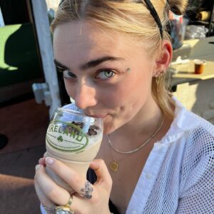 Meg Donnelly Instagram - thank u @waltdisneyworld * ੈ✩‧₊˚#waltdisneyworld! i love all the nostalgia & eating pickles on pirates of the caribbean (i <3 corn) !!! 🎀🩷