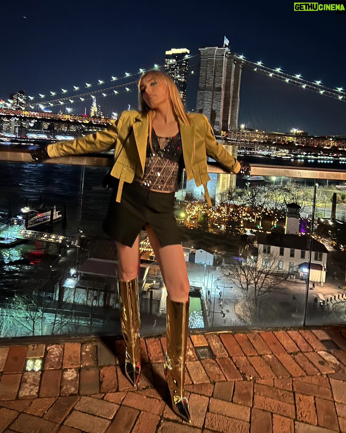 Meg Donnelly Instagram - #NYFW @mooseknucklescanada 馃槅馃槏 styled by m贸i mwahahahaha