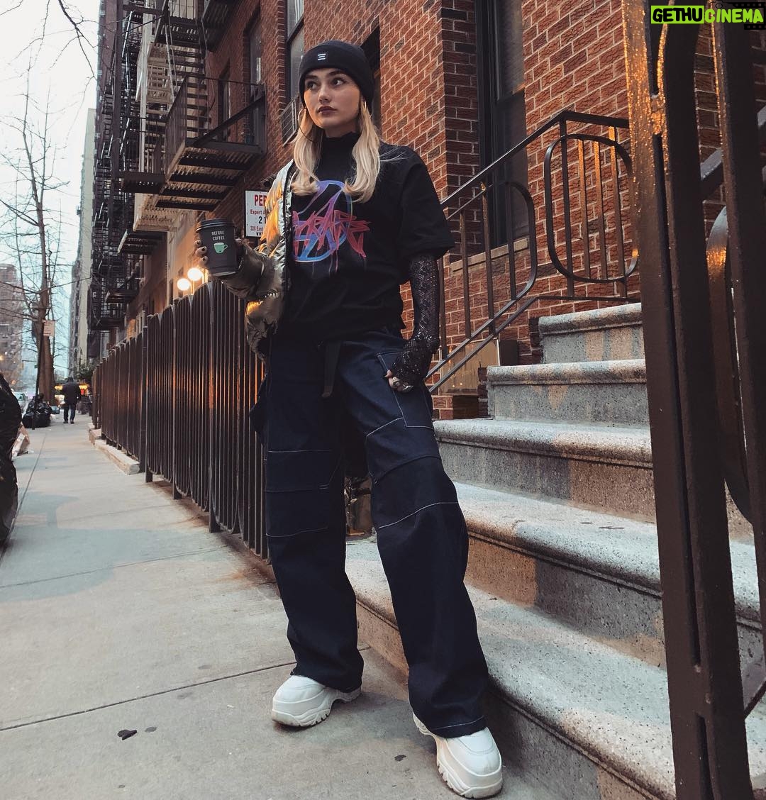 Meg Donnelly Instagram - @24karatsofficial が好き。服はめっちゃかっこいいでーす 😛