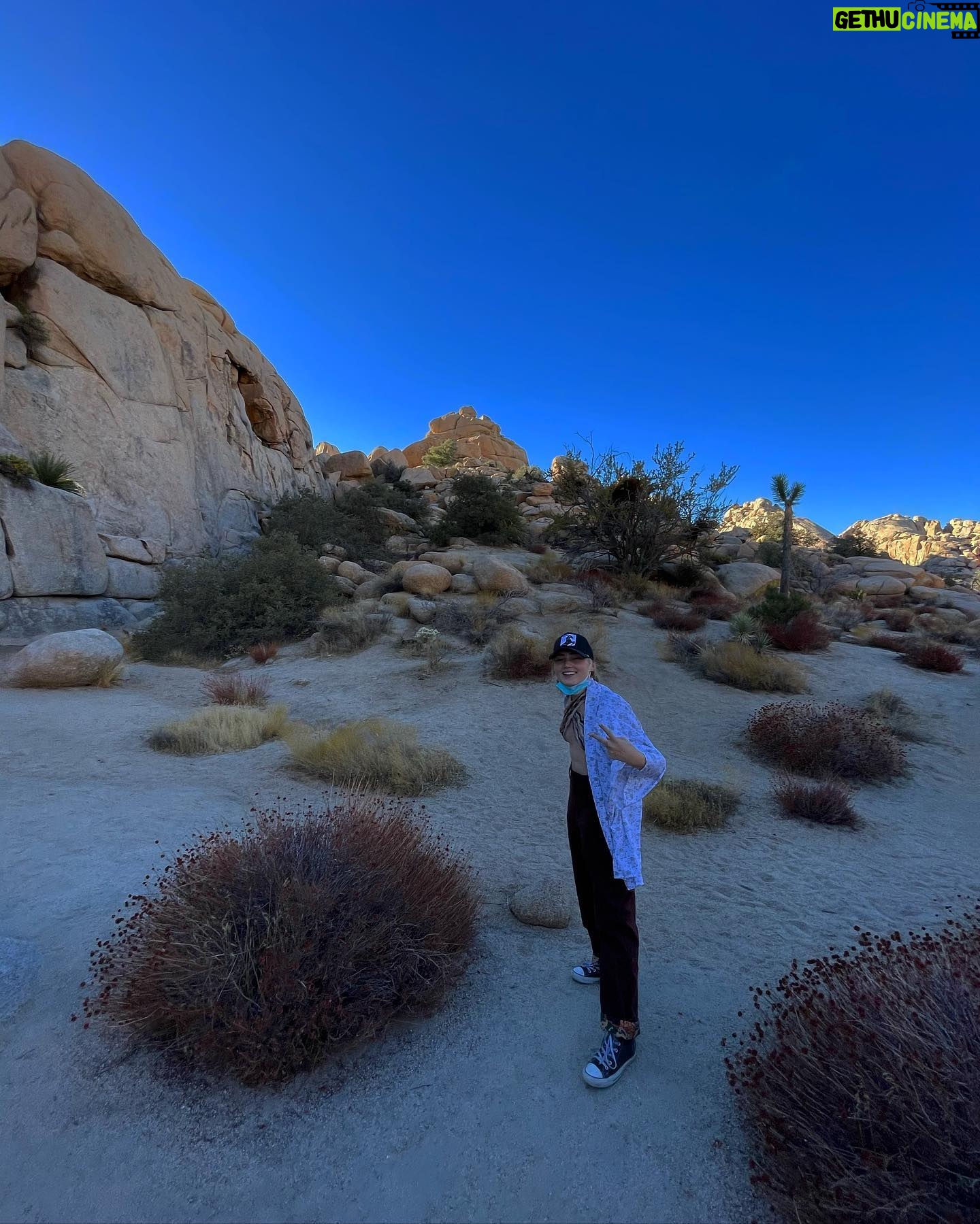 Meg Donnelly Instagram - pix don’t do it justice 🏜🌿 this earth is magical 🪐🌷 thank u hollz 4 being u (◡‿◡✿)♪. ゚♬✿