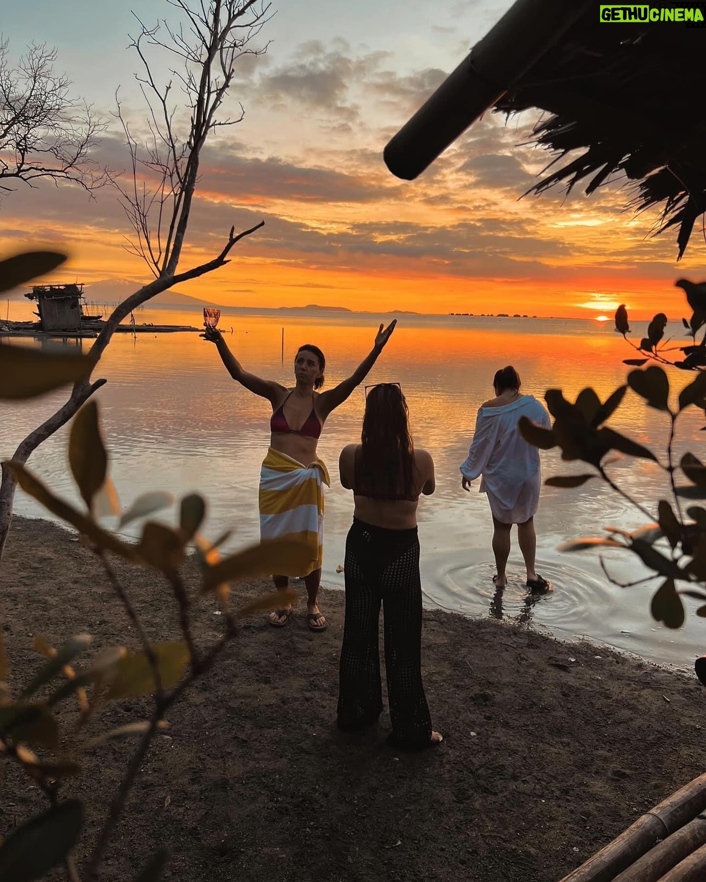Meg Imperial Instagram - Christmas 🎄 is such a joyous time! It’s not always about grand celebrations and excessive indulgence. Sometimes, the true happiness lies in the beauty of simplicity. The company of dear friends 👯♀️who truly understand you is what makes this season so special. Whether it’s engaging in playful activities, sharing laughter, or even teasing each other, there’s nothing quite like letting loose, having a few drinks, and being utterly silly together. These moments, shared and cherished, are truly priceless! 💋 • thanks for the photos @coco.natty 💕 #meggoesto #calataganbatangas #Christmasparty