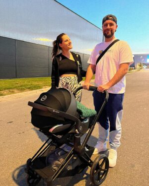Meg Verschelle Instagram - Première balade presque en famille 👨‍👩‍👦💙🐶🐶
Thank you @cybex_global to have pampered MJ 👶🏻🤍