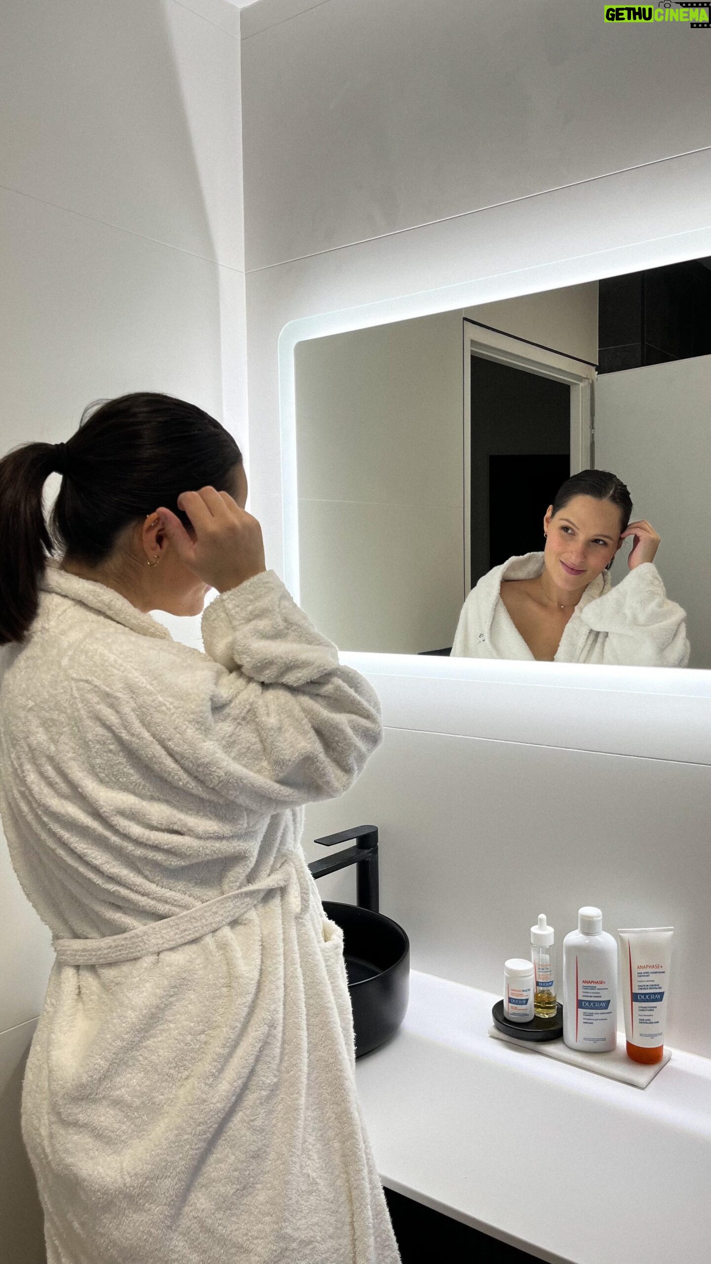 Meg Verschelle Instagram - Ma routine matinale pour lutter contre la chute de cheveux avec @ducray.france ❤ Collaboration commerciale #Ducray #Anacaps #cheveux