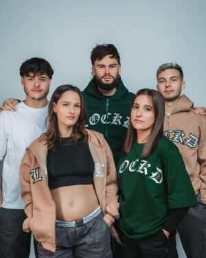 Meg Verschelle Instagram - NOUVELLE COLLECTION LOCKD DISPONIBLE à 21h 🔥
Petit shooting avec la team pour fêter ça 🥰
N’hésitez pas à vous faire plaisir 🛒
@lockd_clothing 
➡️ https://lockdshop.com
ou lien en bio