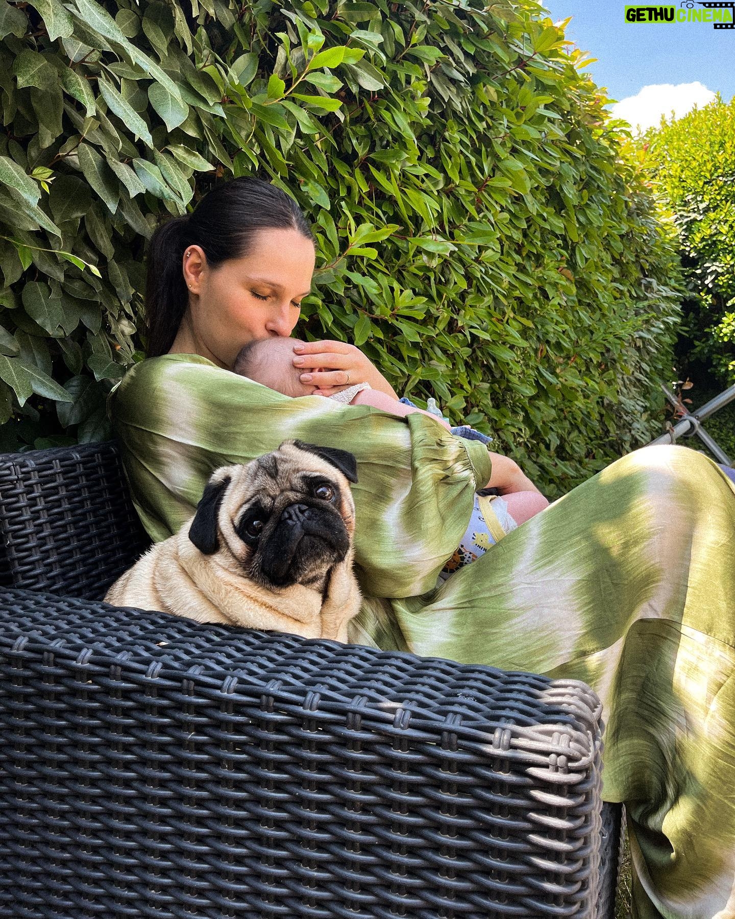 Meg Verschelle Instagram - Maman comblée et Tiffounet protecteur 💚👶🏻🐾 👗: @goldenclover.shop