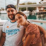 Meg Verschelle Instagram - La fin de l’été est imminente, notre voyage à nous est terminé mais MERCI à mes croûtons préférés pour ces moments inoubliables. Vous êtes des grands fous mes loulous. 🤍 En espérant que ce voyage vous a fait voyager avec nous. ⛵️ J’ai passée un des meilleurs voyage de ma vie accompagnée de mes amies qui fond partie de ma famille 💕. J’oublie pas d’où je viens, ces moments là sont dingues !! Merci aussi à vous de nous suivre dans nos aventures les plus folles. 💯💕 Profitez de vos derniers jours de vacances, prenez soin de vous. 🧡 Et restez de votre folie en mode sapapayette 🥳