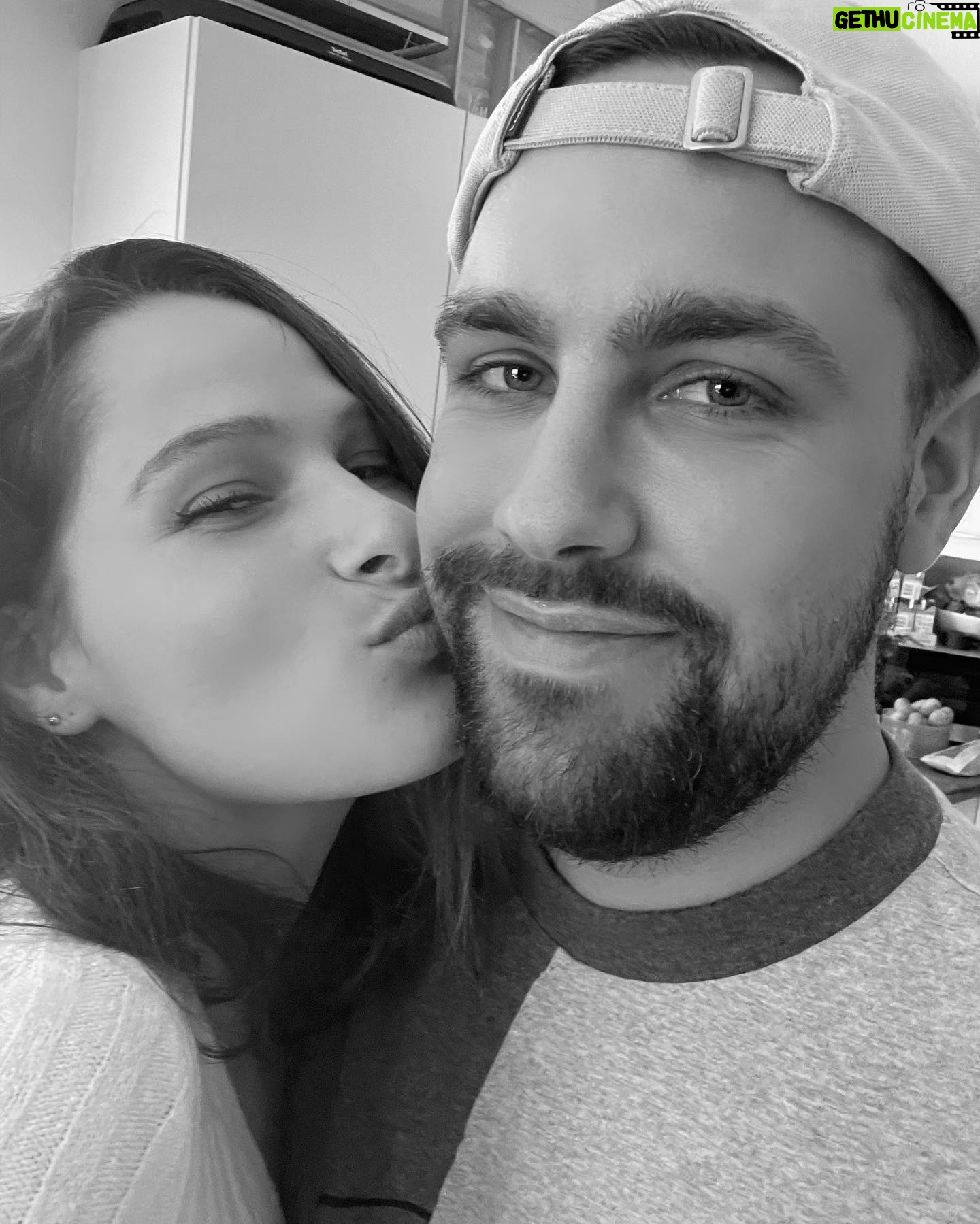 Meg Verschelle Instagram - 11 ans 🖤 Quelques années plus tard, des rides en plus mais l’amour reste intact. C’est fou tout ce qu’on a vécu et parcouru ensemble. Déjà 11 ans que tu fais partie de ma vie. Merci d’être là, de m’aimer plus fort chaque jour. Je suis la plus heureuse à tes côtés. First love and last. IXIMMX 🤍 Le meilleur reste à venir. 🤫🤍