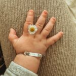 Meg Verschelle Instagram - 🤍 mon petit trésor avec le cadeau de son parrain 🌼
