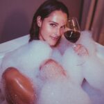 Meg Verschelle Instagram – Enjoy and cheers pour cette belle ville du Cap 🍷😍
📸: @auroretp 👑