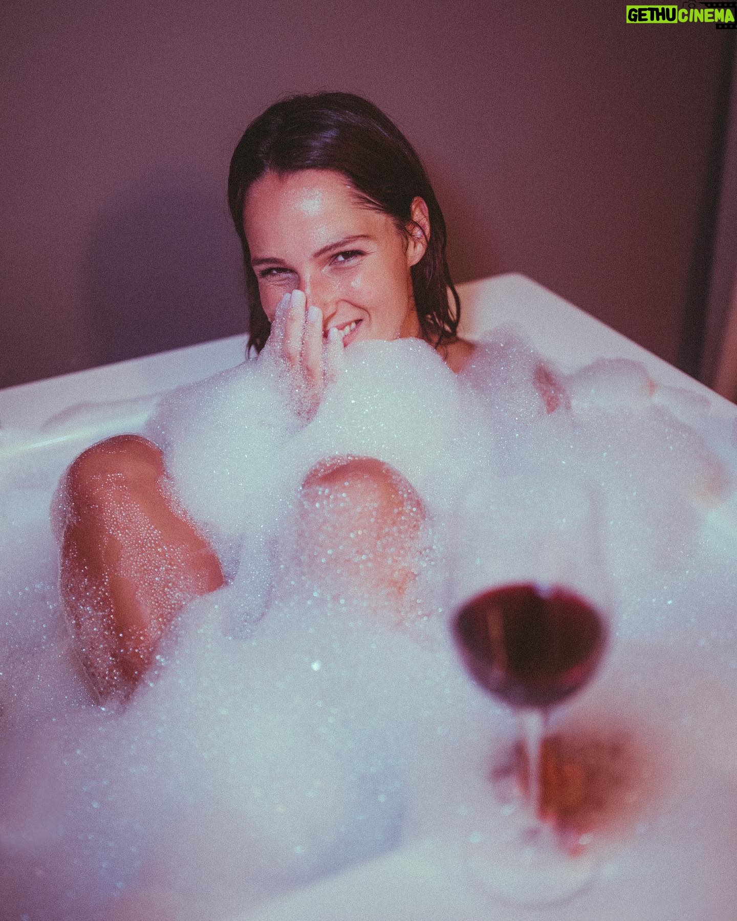 Meg Verschelle Instagram - Enjoy and cheers pour cette belle ville du Cap 🍷😍 📸: @auroretp 👑