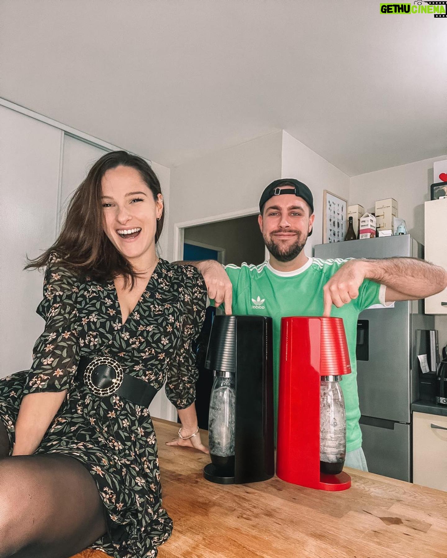 Meg Verschelle Instagram - Vous savez comment nous aimons l’eau pétillante (surtout Valouzz ) C’est donc pour cette raison que @sodastream_france nous ont envoyé leurs toutes nouvelles machines Terra. 🥤Et à cette occasion, nous vous faisons gagner 2 machines ! (la Terra noire et la Terra rouge) 🖤❤️ Pour participer au jeu concours : ➡️ abonne toi au compte de @pidi_meg / @valouzz au compte de la marque @sodastream_france ➡️ commente la publication en taguant un pote Le tirage au sort du gagnant sera effectué et annoncé par nos soins le 28/02. 😘 Bonne chance 🖤