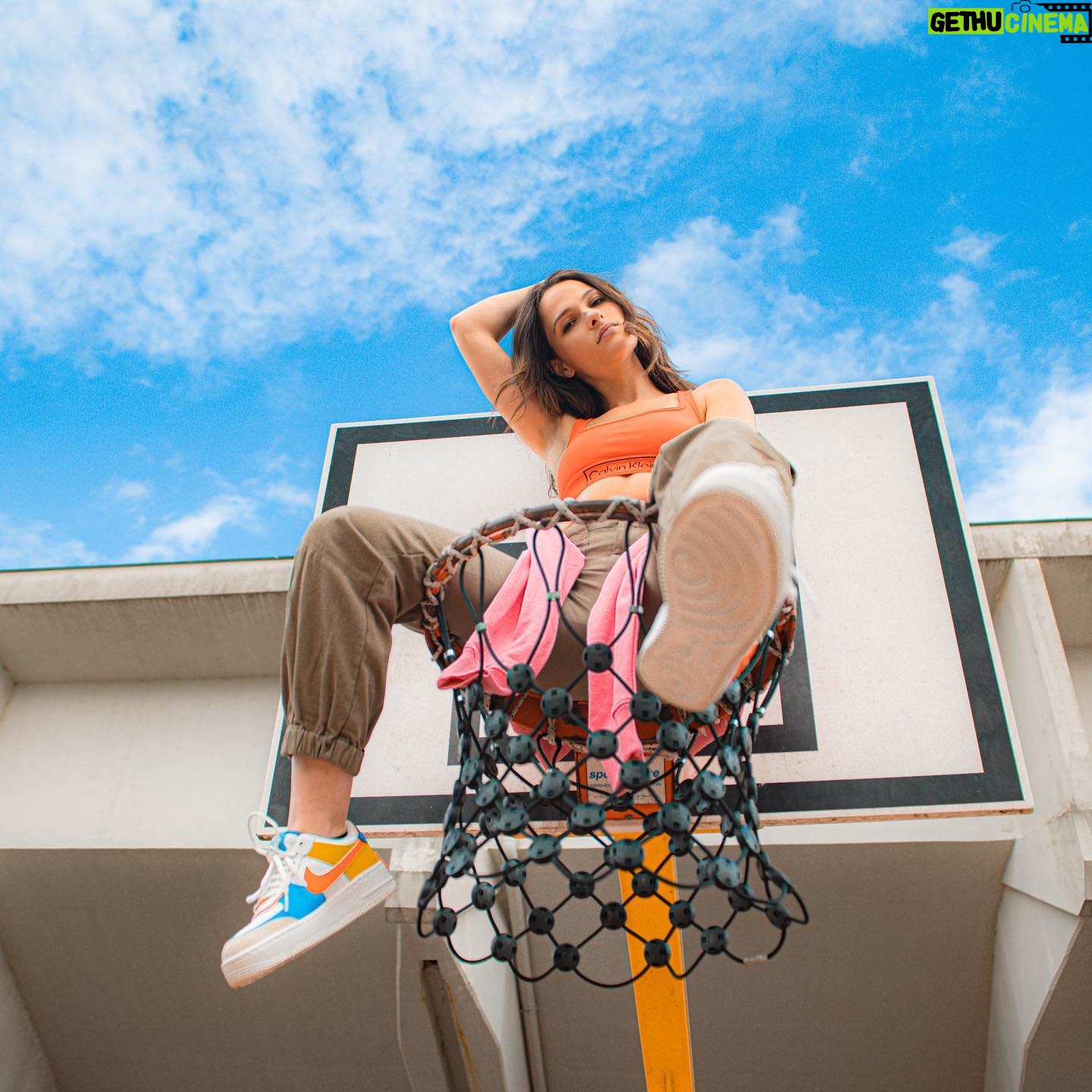 Meg Verschelle Instagram - Folie 🤪💛 Concours 👟 C’est @sneakerspirit_ et @courir qui régalent ! On tente de vous faire gagner 2x1500€ soit quasi 1 an de paires à deux personnes 🥰 Pour participer: - Follow @pidi_meg @sneakerspirit_ et @courir - ❤️ sur le post - mentionne 2 ami(e)s Résultat le 3/06, bonne chance à tous.