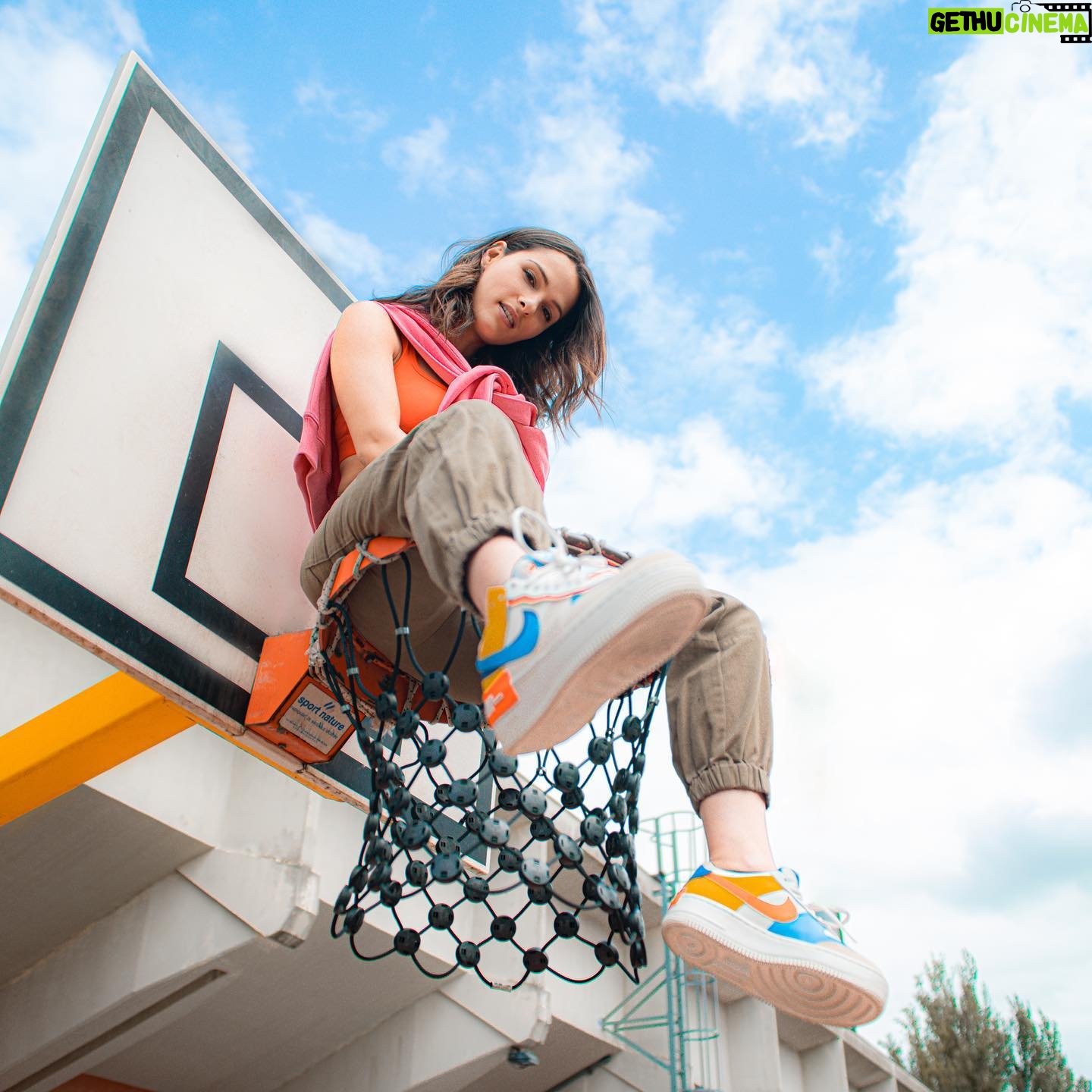 Meg Verschelle Instagram - Folie 🤪💛 Concours 👟 C’est @sneakerspirit_ et @courir qui régalent ! On tente de vous faire gagner 2x1500€ soit quasi 1 an de paires à deux personnes 🥰 Pour participer: - Follow @pidi_meg @sneakerspirit_ et @courir - ❤️ sur le post - mentionne 2 ami(e)s Résultat le 3/06, bonne chance à tous.
