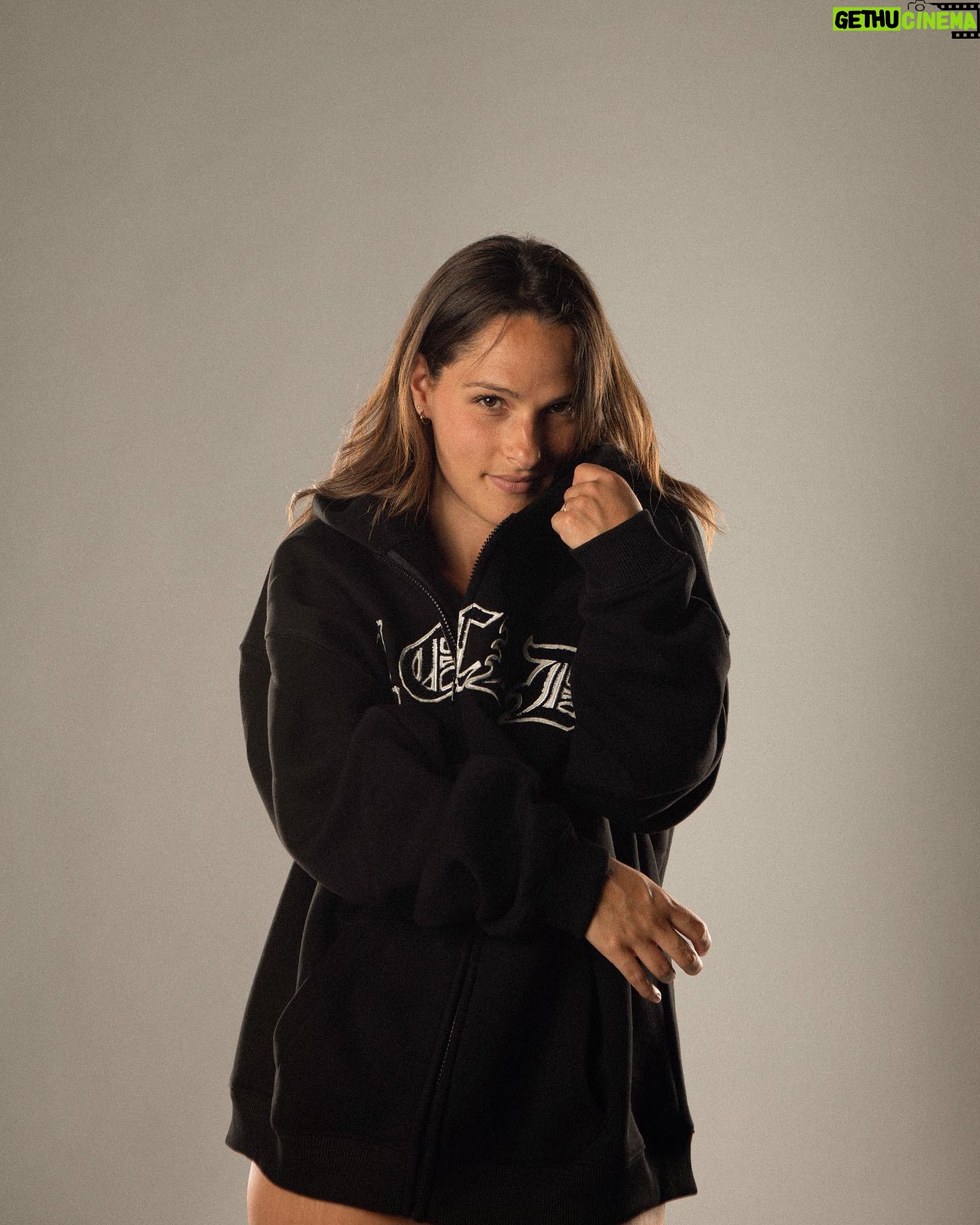 Meg Verschelle Instagram - Hello September ✨🖤 @lockd_clothing @alexandrep__ 📸